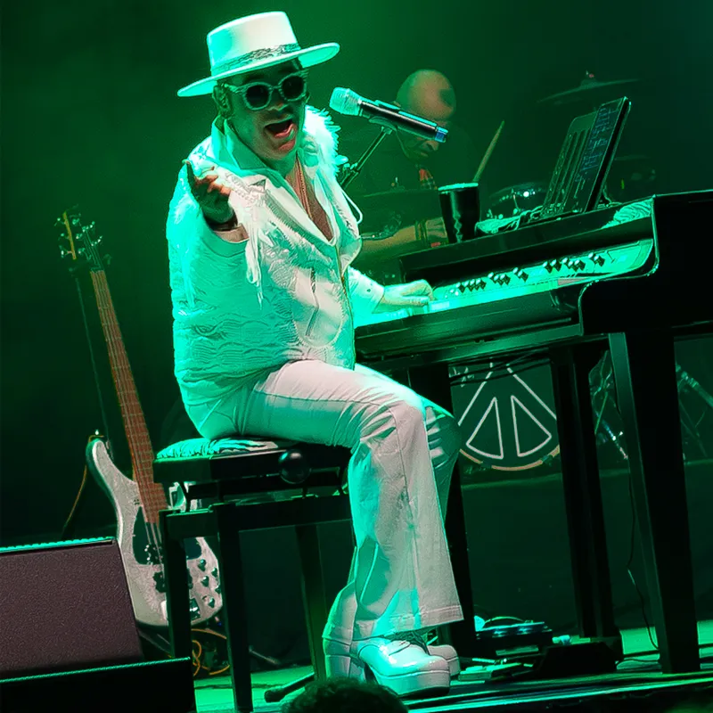 Jens Ducki Duckstein – Gesang und Piano bei BITCH IS BACK