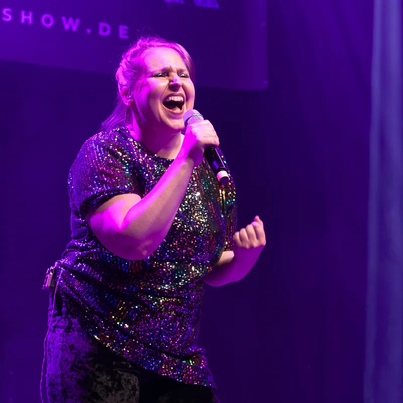 Julia Weidner – Backing Vocals bei BITCH IS BACK