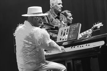 BITCH IS BACK live im Schön und Frölich